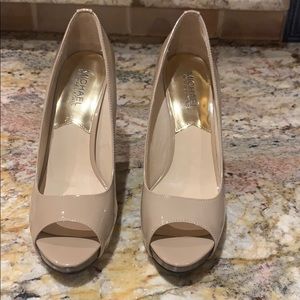 Michael Kors open toe beige patent leather shoes